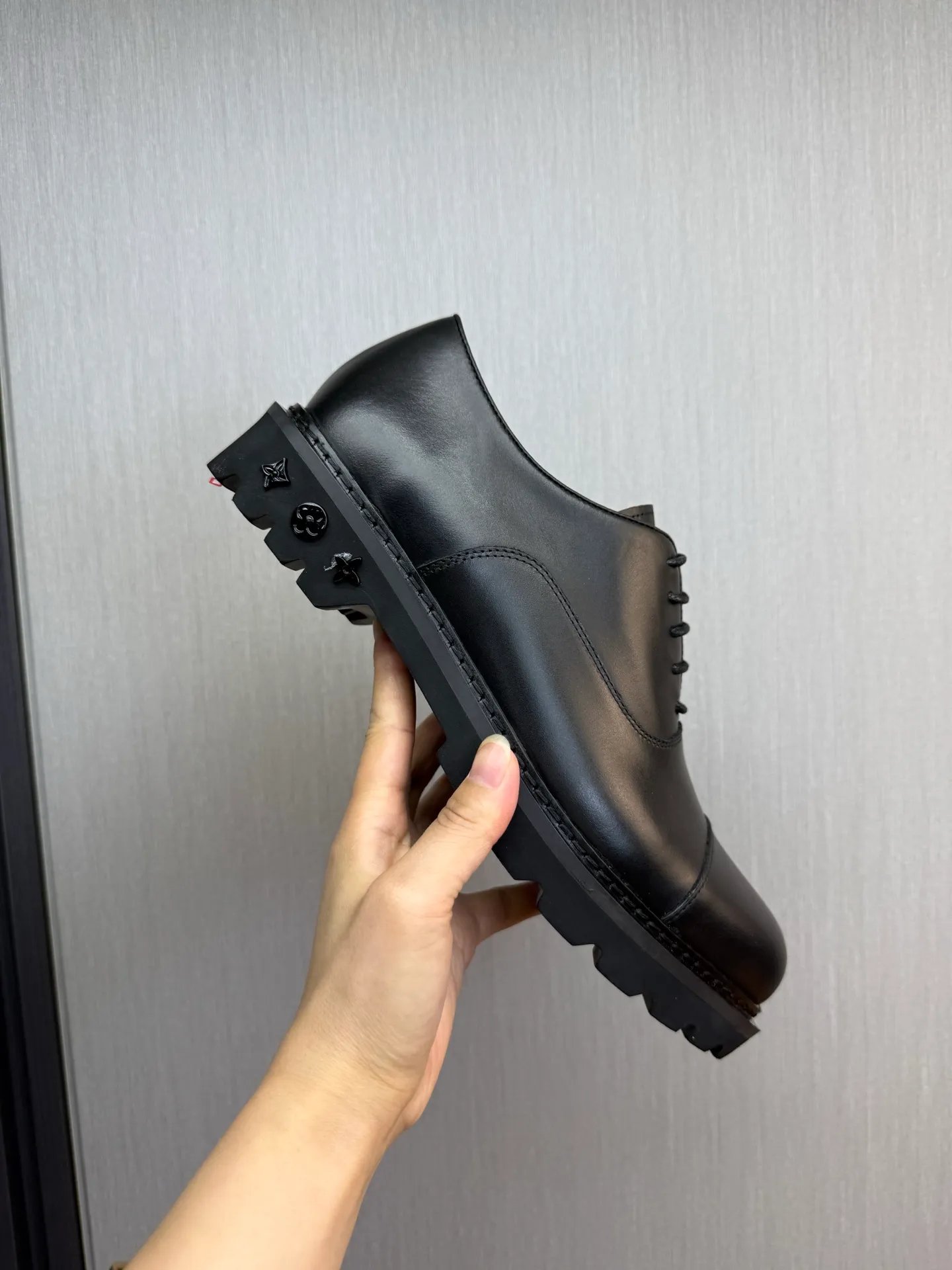 Men's shoes 💰900💰 LV. Men's casual lace-up leather shoes, the latest hot style 🔥 1:1 original purchase quality, top quality goods ⬆️The upper is imported open-edge beaded cowhide, cowhide, and cow suede. The hand-made three-dimensional stitching highlights the round toe design. The inner foot pads are all imported cowhide, with the original wear-resistant foam outsole, matching code 39-44, (38, 45 custom-made, non-refundable)